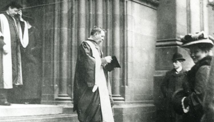 File:1905-04-07-arthur-conan-doyle-leaving-st-giles-cathedral-edinburgh-after-receiving-lld.jpg