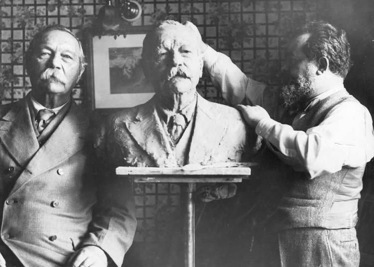 File:1930-01-15-arthur-conan-doyle-posing-with-sculptor-jo-davidson-at-15-buckingham-palace-mansions.jpg