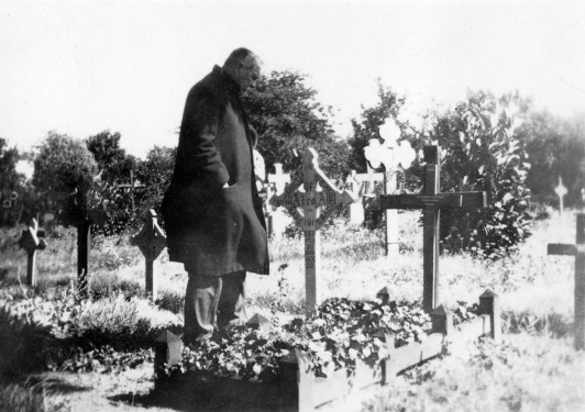Arthur Conan Doyle at the grave of his brother Innes (march 1921).