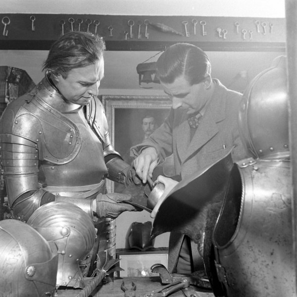 File:1948-03-adrian-conan-doyle-repairing-armour-01.jpg