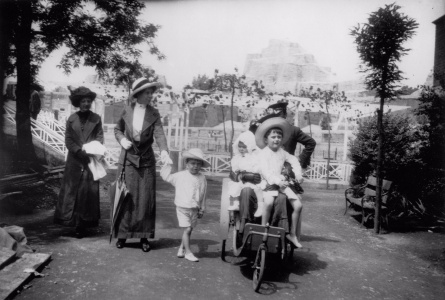 Adrian (left) at London Zoo (1914).