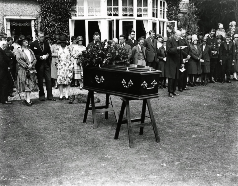 File:1930-07-11-jean-adrian-lena-jean-conan-doyle-at-acd-funeral.jpg