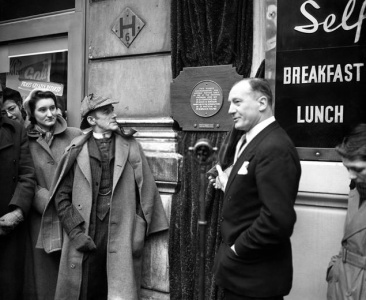Carleton Hobbs and Robert Fabian unveiling plaque at The Criterion (3 january 1953).