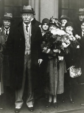 Arthur Conan Doyle and his wife Jean in Stockholm, Sweden (october 1929).