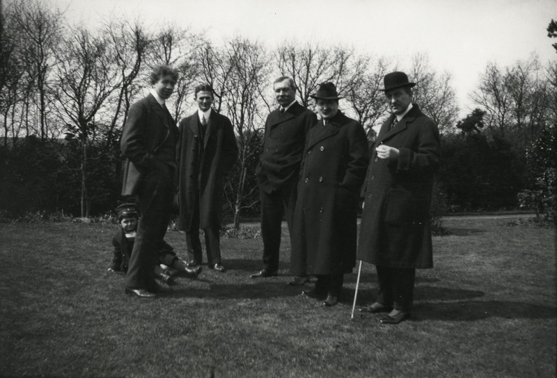 File:1914-arthur-conan-doyle-with-visitors-at-windlesham2.jpg
