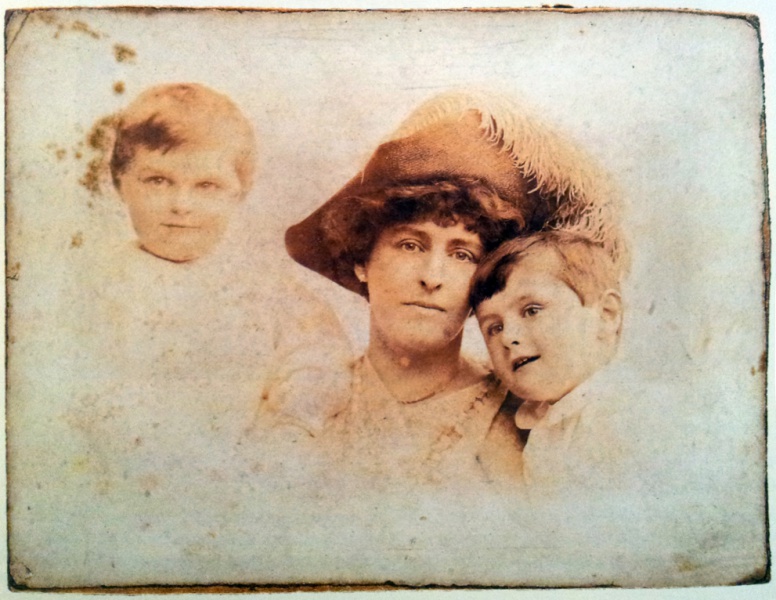 File:1915ca-jean-leckie-conan-doyle-and-children.jpg