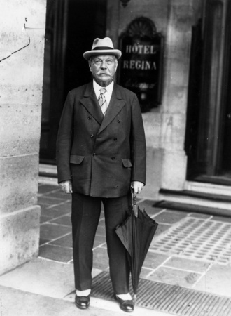 Sir Arthur Conan Doyle in front of Hotel Regina while in Paris for the Congress.