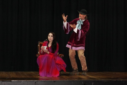 Lillie Langtry (Ellie-Kate Joselyn) and Oscar Wilde (Boz Charlton)