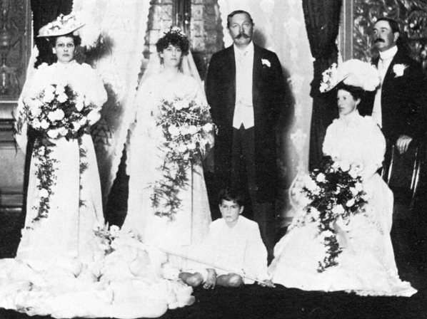 Second marriage on 18 september 1907. From left to right: Lily Loder-Symonds, Jean Leckie, Arthur Conan Doyle, Lesley Rose, Innes Doyle (best man) and sitted on the floor Brandford Angell.