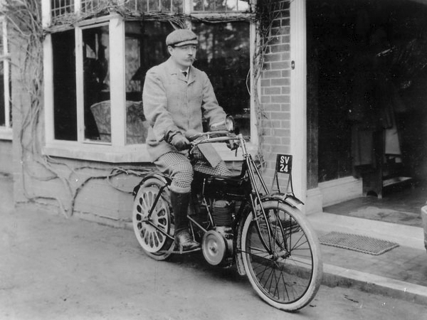 File:1905-02-arthur-conan-doyle-on-motorbike-at-undershaw.jpg
