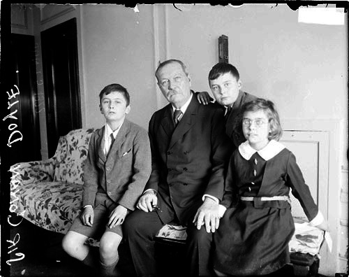 Arthur Conan Doyle with his children. From left to right: Denis, Arthur Conan Doyle, Adrian and Lena Jean (may 1922).