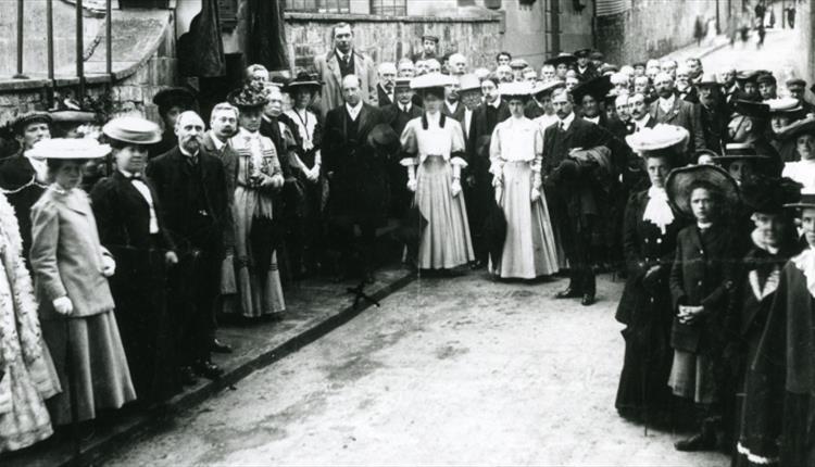 Arthur Conan Doyle unveiling the memorial tablet to Henry Fielding at Widcombe Lodge, Bath (15 june 1906).