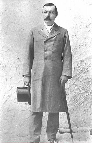 File:1894-arthur-conan-doyle-hat-cane.jpg
