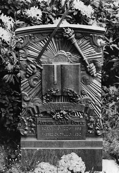 File:1930-arthur-conan-doyle-tombstone-crowborough.jpg