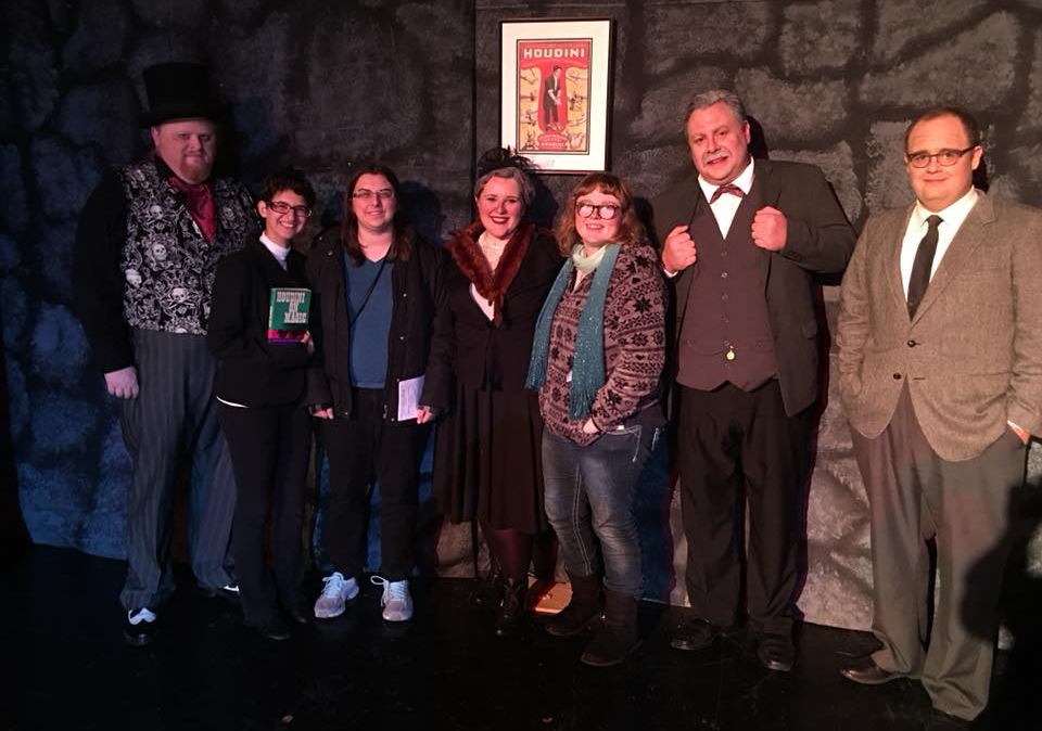 From left to right : Professor Sinister, visitor, visitor, Bess Houdini (Carrie McCracken) (?), visitor, Sir Arthur Conan Doyle (John Johnson), Martin Beck (Sean McCracken).