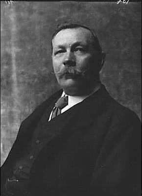 Arthur Conan Doyle photographed by Arnold Genthe in New York (1 june 1914).
