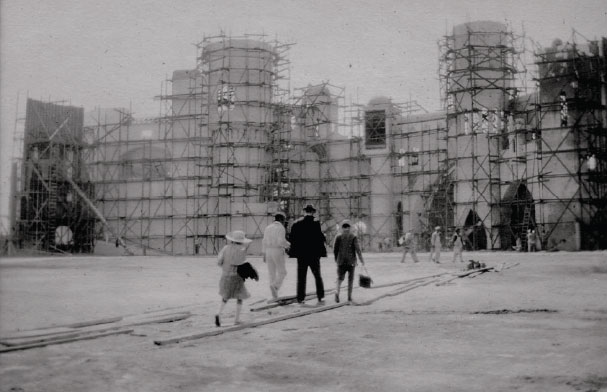 File:1923-05-25-arthur-conan-doyle-studios-scaffolding.jpg