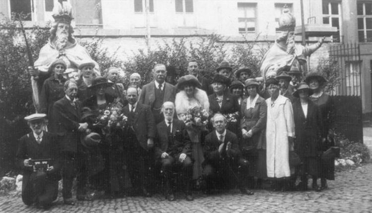 File:1928-09-arthur-and-jean-conan-doyle-with-english-delegates-at-the-international-spiritualists-congress.jpg