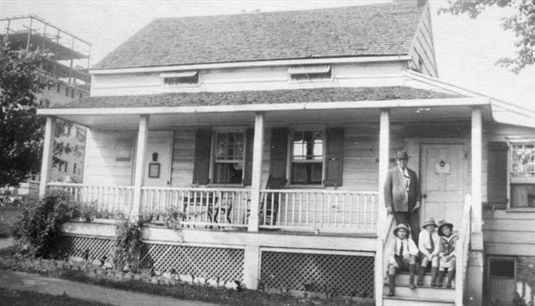 Arthur Conan Doyle visiting Edgar Allan Poe's house in Fordham, New York (4 june 1922).