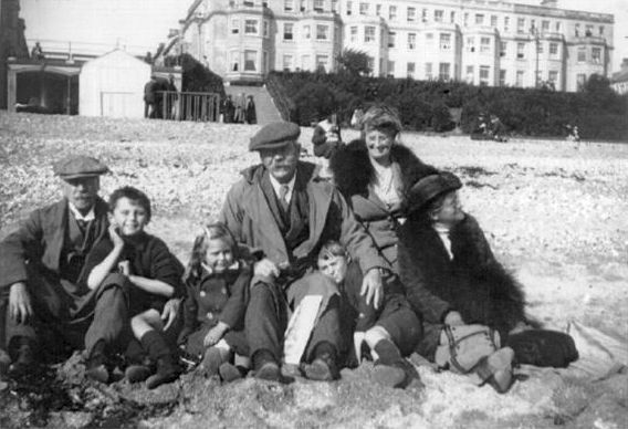 File:1916-arthur-conan-doyle-and-family-on-eastbourne-beach.jpg
