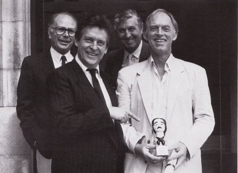 File:Jeremy-paul-jeremy-brett-award-edgar-allan-poe-MUSG.jpg