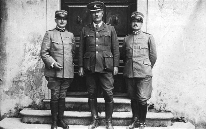 File:1916-arthur-conan-doyle-visiting-italian-front.jpg