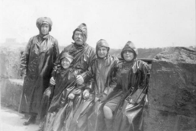 Arthur Conan Doyle and family at Niagara Falls. From left to right: Lady Jean Conan Doyle, Arthur Conan Doyle holding Lena Jean, Denis and Adrian.