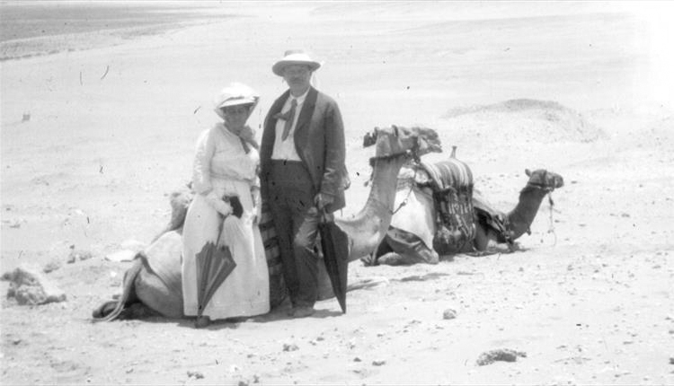 File:1928-1929-arthur-conan-doyle-and-jean-with-camels.jpg