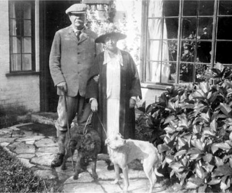 File:1927-arthur-and-jean-conan-doyle-with-dogs-at-bignell-wood.jpg