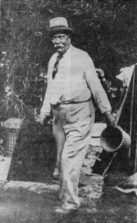 File:1929-08-16-arthur-conan-doyle-in-new-forest-garden-carrying-furniture-after-fire.jpg