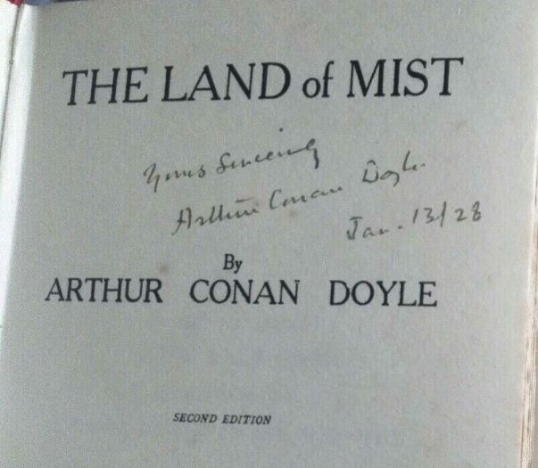 Yours sincerely, Arthur Conan Doyle. Jan. 13/28 (13 january 1928) Dedicace in The Land of Mist (Hutchinson & Co., 1927)
