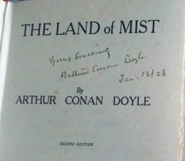 Yours sincerely, Arthur Conan Doyle. Jan. 13/28 (13 january 1928) Dedicace in The Land of Mist (Hutchinson & Co.)