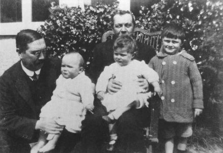 Arthur Conan Doyle with (from left to right) Innes, Lena Jean, John and Denis (ca. 1913-1914).