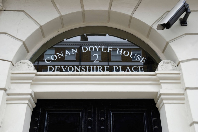 File:Fanlight-arthur-conan-doyle-2-devonshire-place-london.jpg