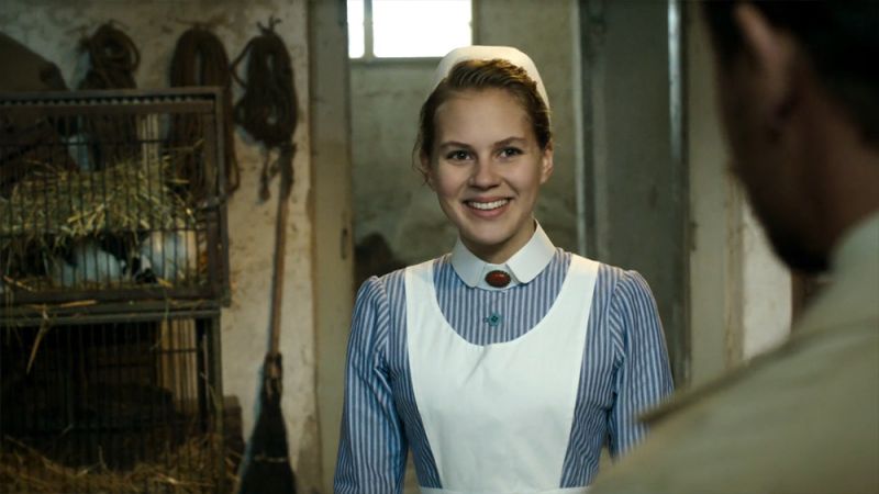 File:2017-charite-s01e05-gotterdammerung-ida-lenze.jpg