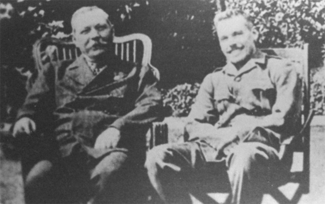 Kingsley (right) with his father (1916).