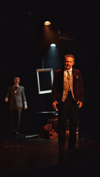 Arthur Conan Doyle (Serge Réquet-Barville) and Sherlock Holmes (François Hatt)