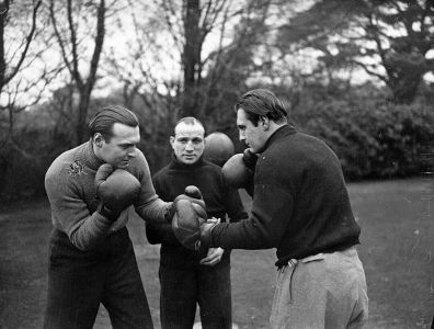Adrian and his brother Denis Conan Doyle with trainer Johnny Brown, center (26 february 1933).