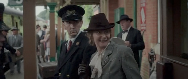 File:2015-mr-holmes-mckellen-lady-on-platform.jpg