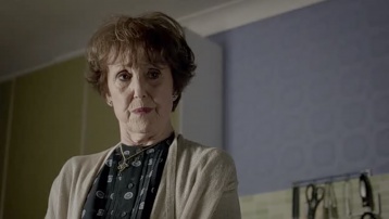 Mrs. Hudson (Una Stubbs)