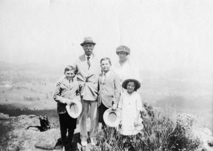 Arthur Conan Doyle with his wife Jean and children at Blue Mountains (january 1921).