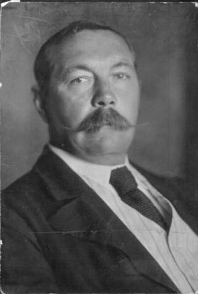 File:1919-arthur-conan-doyle-portrait.jpg