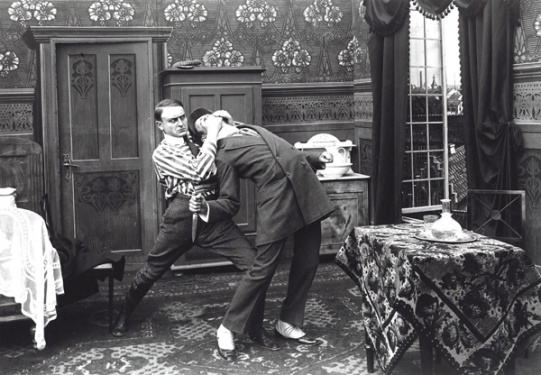 Sherlock Holmes (Einar Zangenberg) capturing a thief