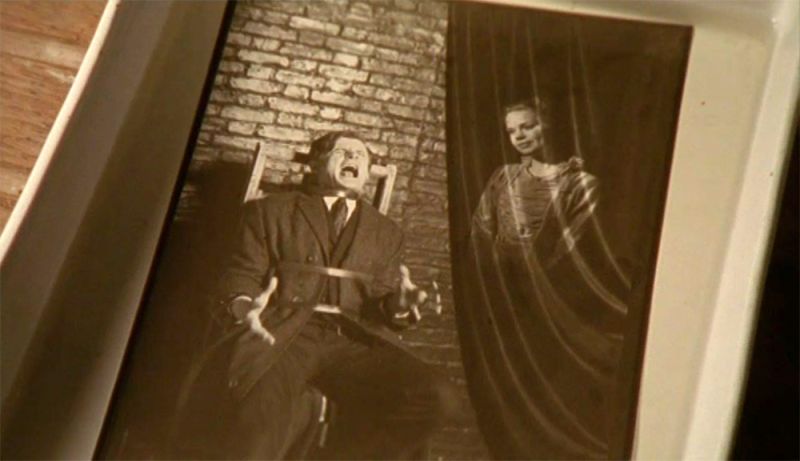 File:2001-murder-rooms-the-photographer-s-chair-doyle-spirit.jpg