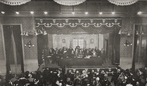 Opening session of the International Spiritualist Congress in Paris (1925). Arthur Conan Doyle is the first from the right, sitting at the table.