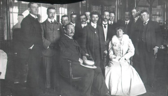 Arthur Conan Doyle and his wife Jean with Dorando Pietri at Carmelite House, London (31 july 1908).