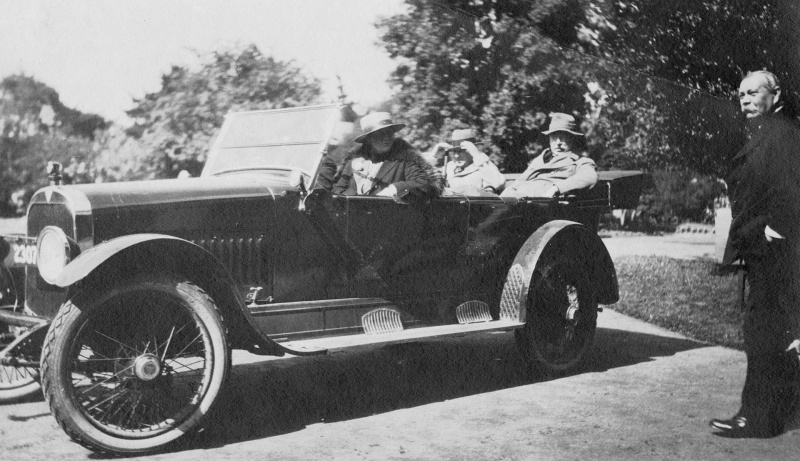 File:1921-arthur-conan-doyle-en-route-to-jenolan-caves.jpg