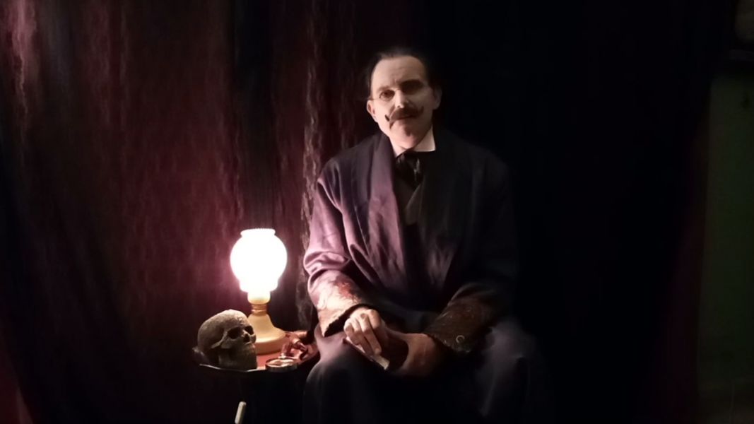 Jonathan Goodwin as Arthur Conan Doyle.