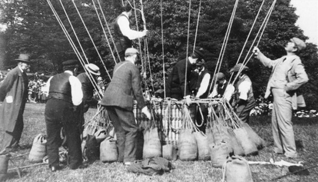 Arthur Conan Doyle (right) helping to prepare the "City of York" balloon which he will fly with Percival Spencer the same day (4 july 1901).