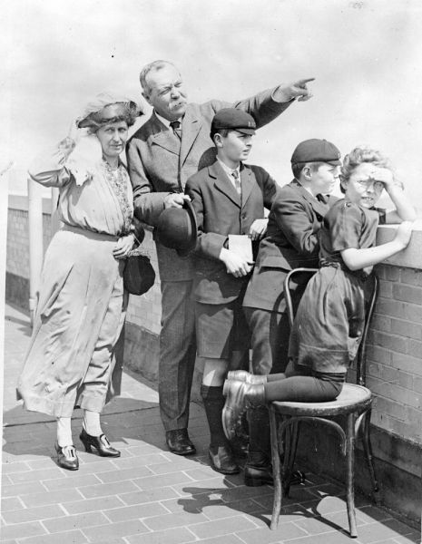File:1922-04-arthur-conan-doyle-and-family-usa2.jpg
